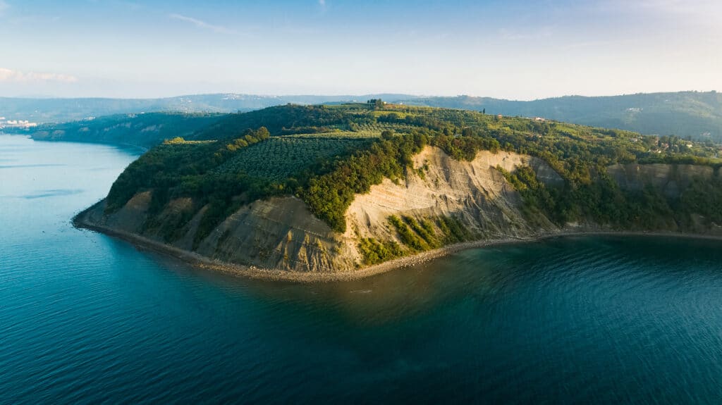 AAM Slowenische Kueste Mondbucht und Kliff vom Meer aus Jaka Ivancic slovenia info 5