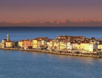 AAM Slowenische Kueste Piran mit Alpen im Hintergrund Ubald Trnkoczy Slovenia Info