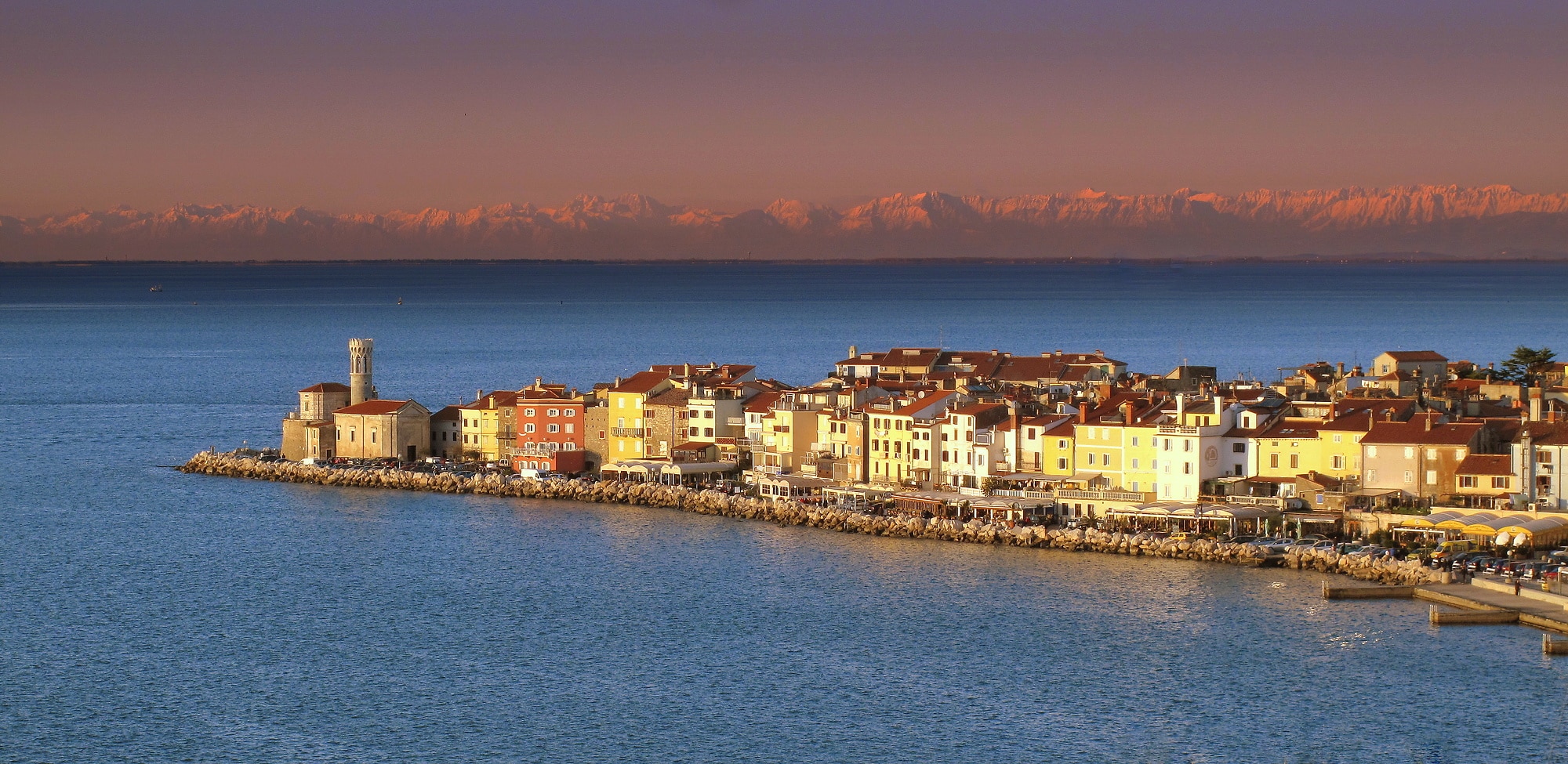 AAM Slowenische Kueste Piran mit Alpen im Hintergrund Ubald Trnkoczy Slovenia Info