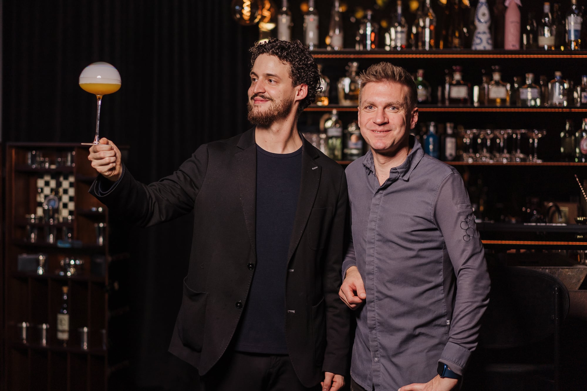 Bar Chef und Sommelier Thomas Kracher mit Andreas Senn Credit Phil Lihotzky