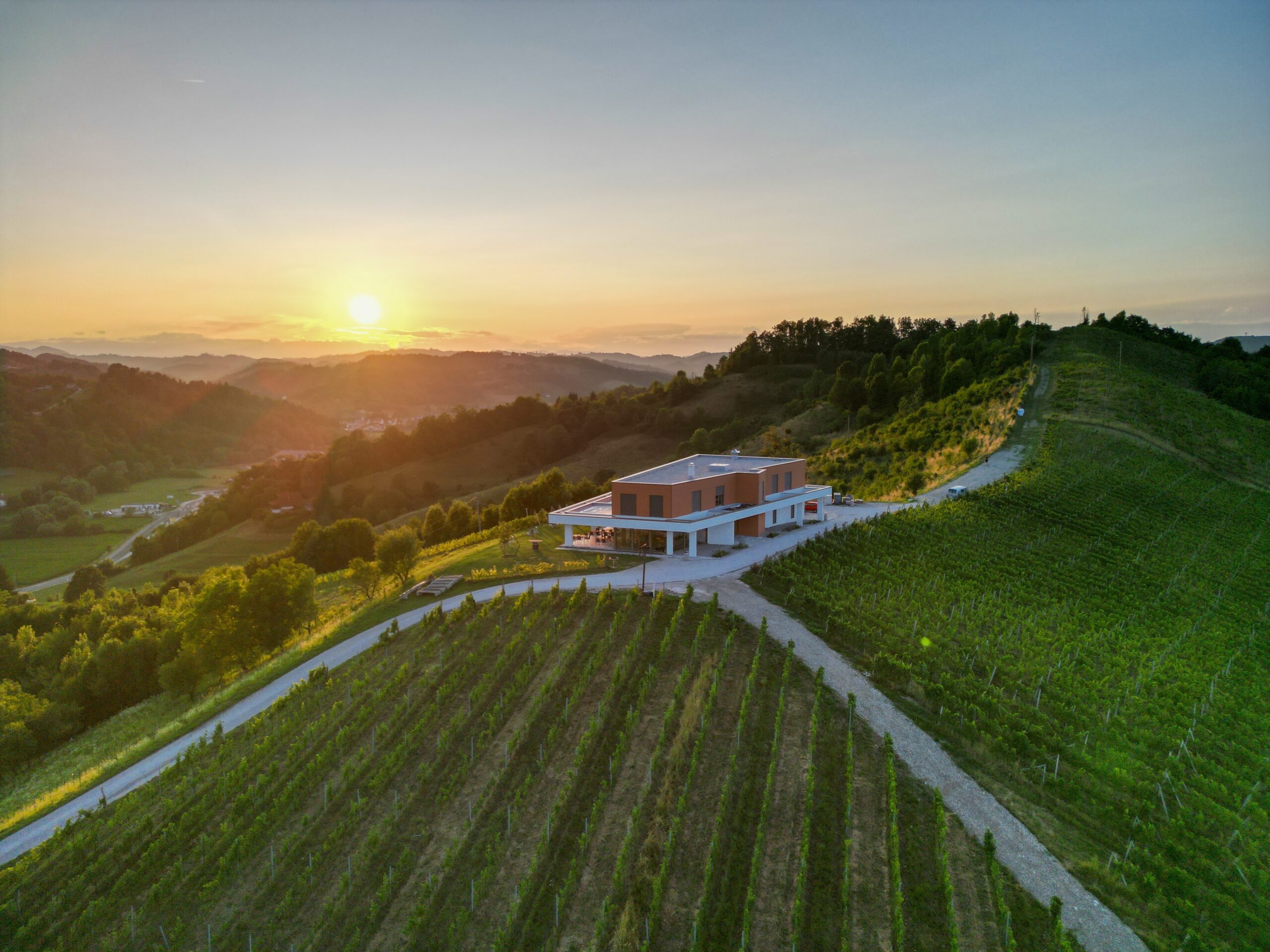 Tradition mit moderner Note 1 Weingut Doppler bei Sonnenuntergang Foto DopplerJPG scaled