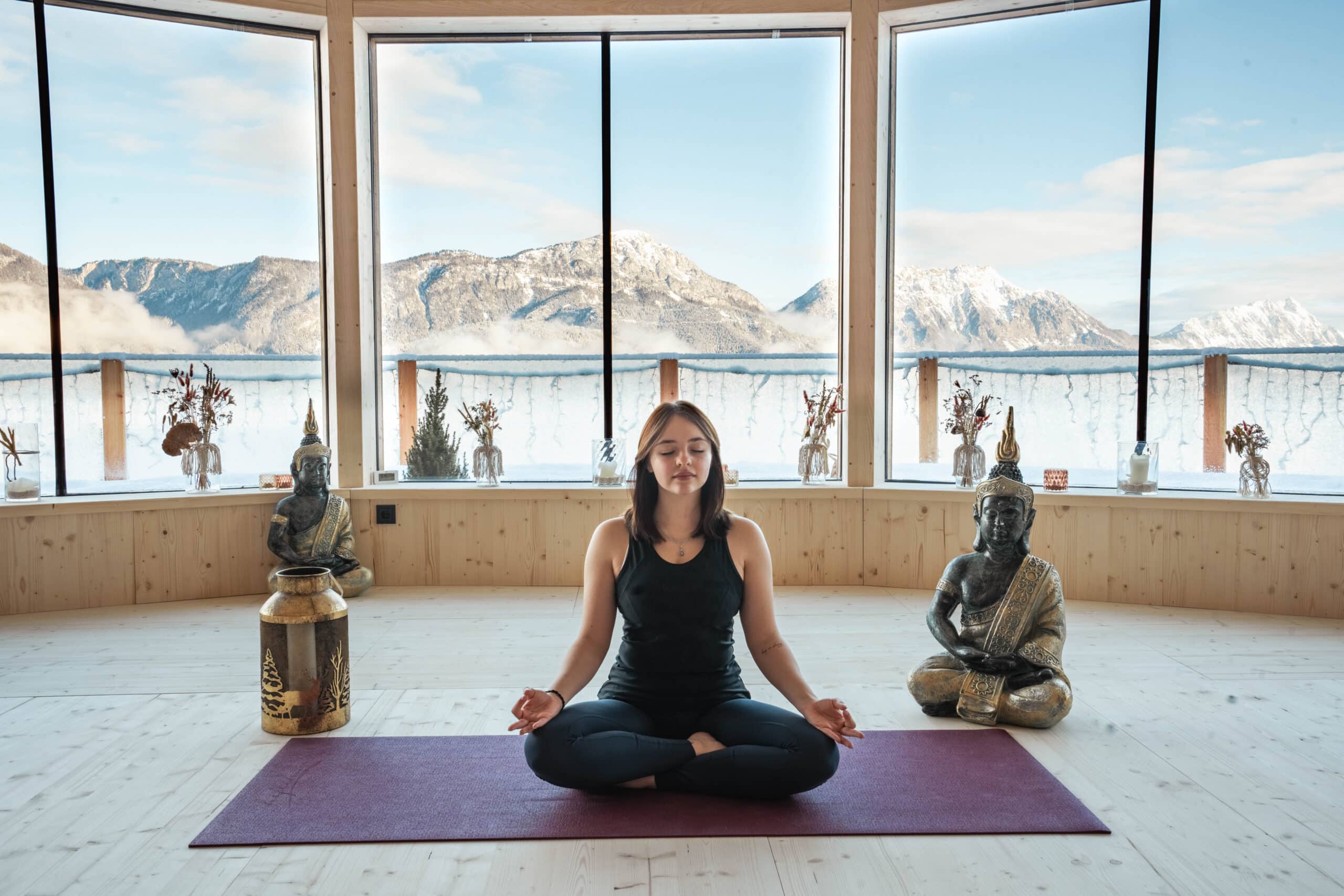 𝐖𝐞𝐧𝐧 𝐖𝐢𝐧𝐭𝐞𝐫𝐲𝐨𝐠𝐚 𝐚𝐮𝐟 𝐄𝐢𝐬𝐛𝐚𝐝𝐞𝐧 𝐭𝐫𝐢𝐟𝐟𝐭 1 Yogahaus © Hoeflehner scaled